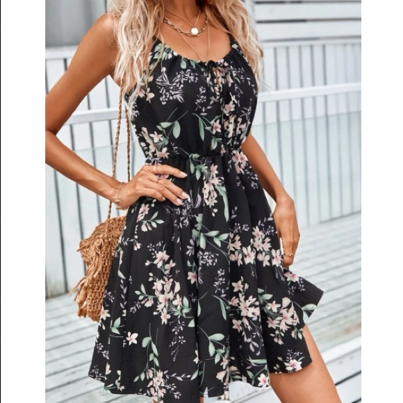 Dresses & Skirts - Boho black floral print cami dress